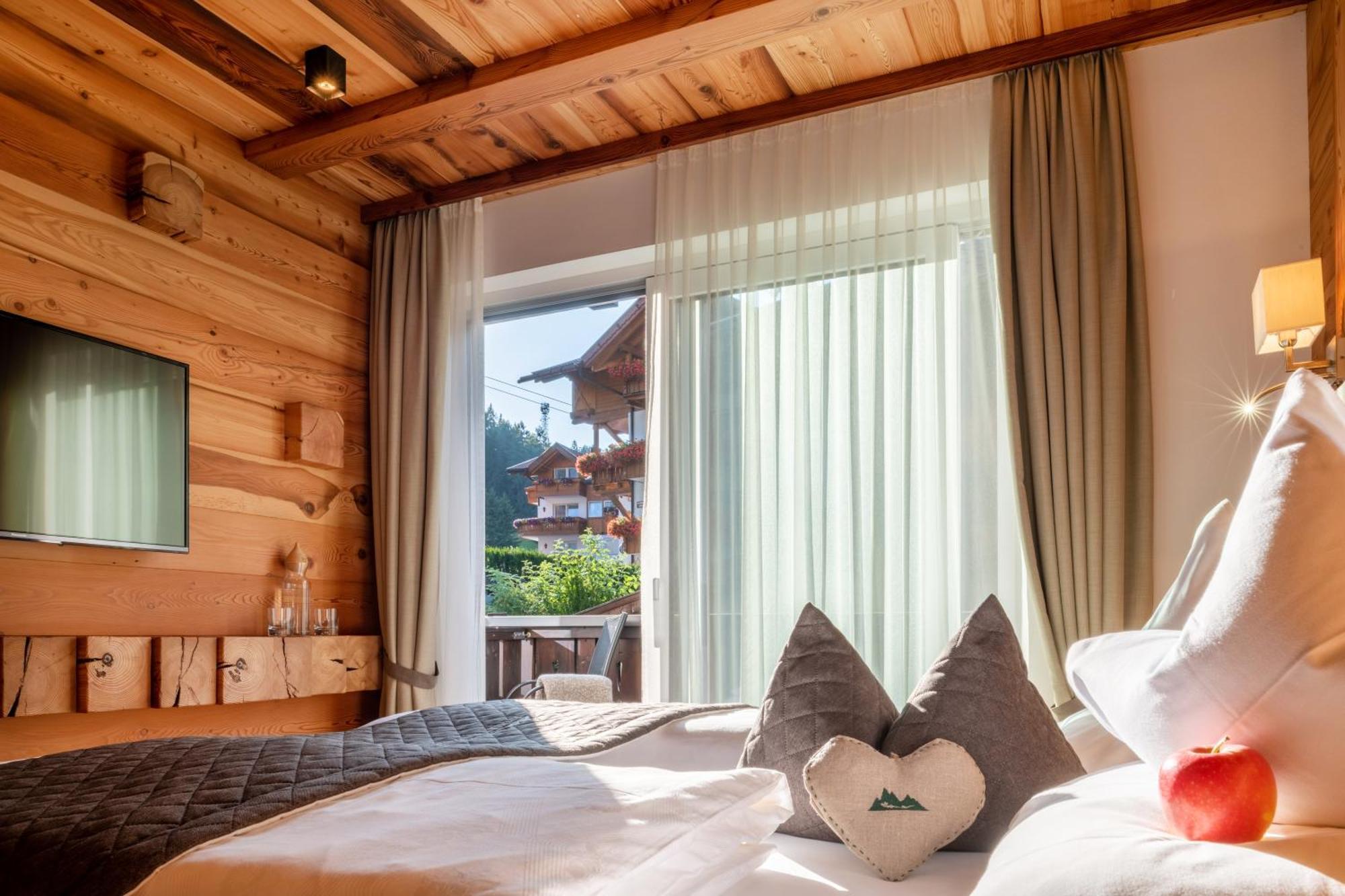 Chalet Elisabeth Dolomites Alpin & Charme เซลวาดีวัลการ์เดนา ภายนอก รูปภาพ