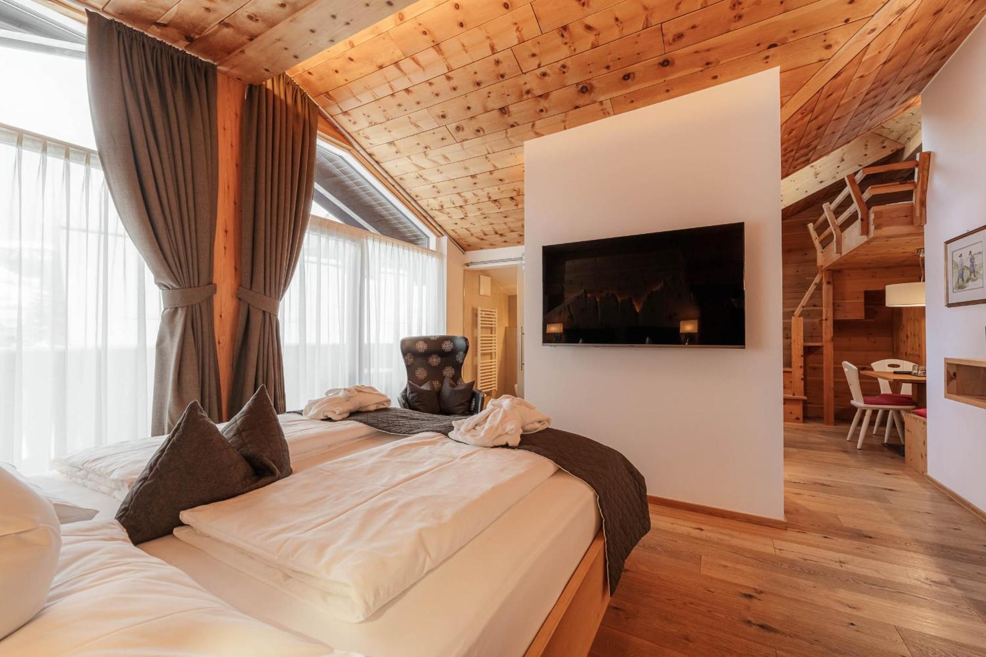 Chalet Elisabeth Dolomites Alpin & Charme เซลวาดีวัลการ์เดนา ภายนอก รูปภาพ